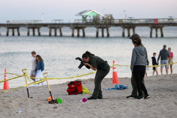 Флорида: Деца копала рупу на плажи, песак се урушио у убио девојчицу
