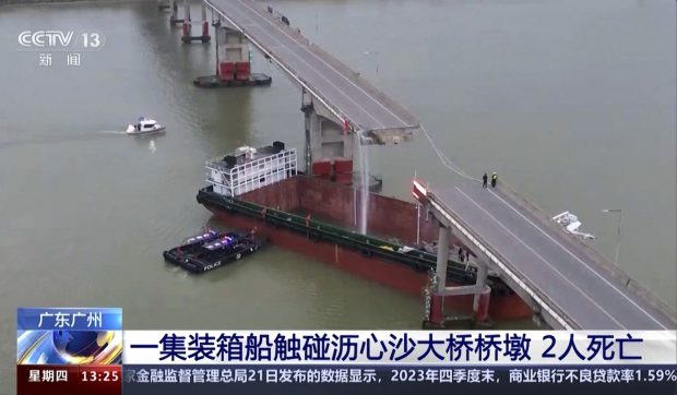 Баржа срушила мост у Кини, најмање две особе погинуле, три се воде као нестале