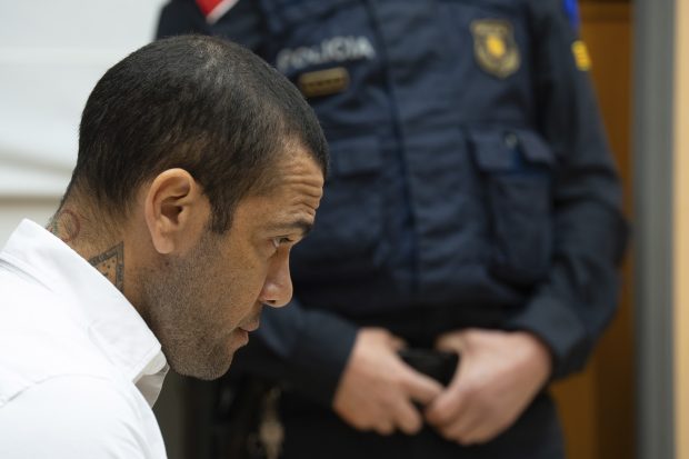 Бивши фудбалер Дани Алвес осуђен на четири ипо године затвора због силовања