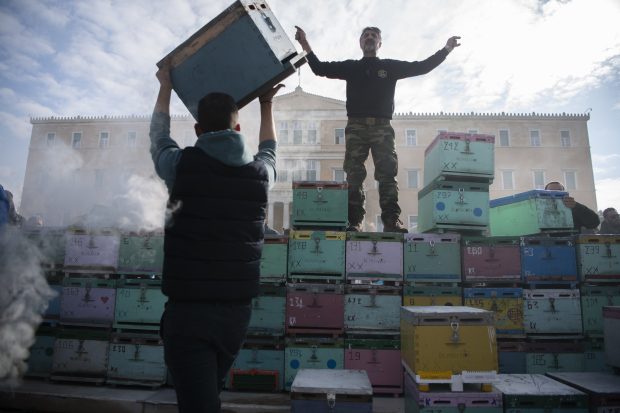 Пчелари из целе Грчке у центру Атине протестују због нелојалне конкуренције