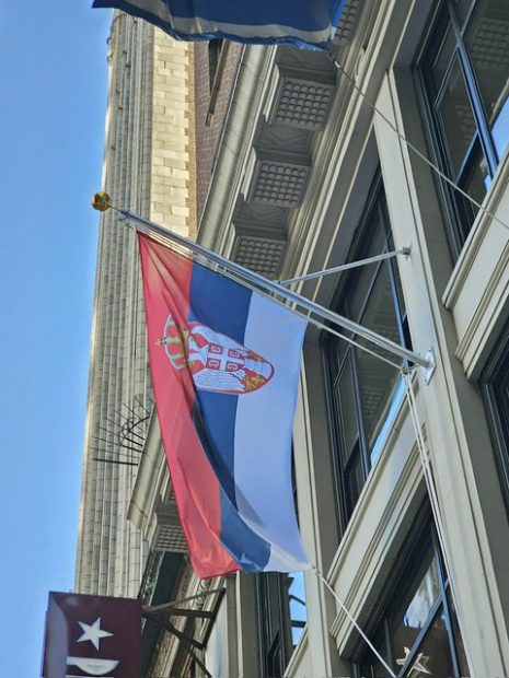 На церемонији у Њујорку подигнута застава Србије поводом Дана српског наслеђа (ФОТО)