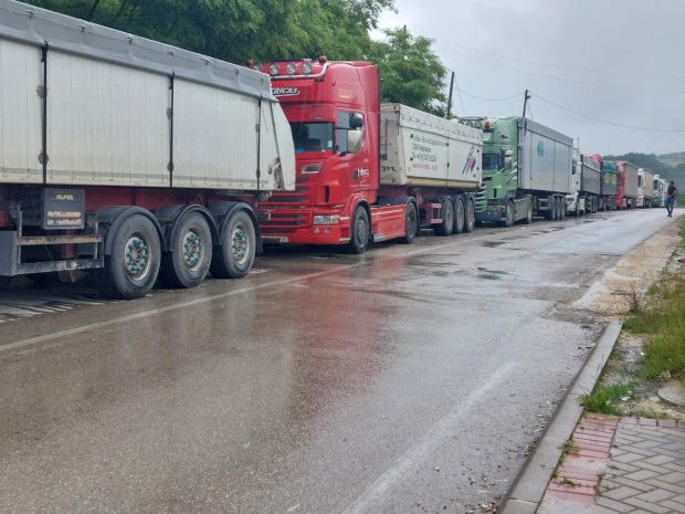 Камиони на Батровцима и Богојеву чекају десет сати