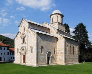 ЕСИ позвала Приштину да спроведе одлуку суда о манастиру Високи Дечани