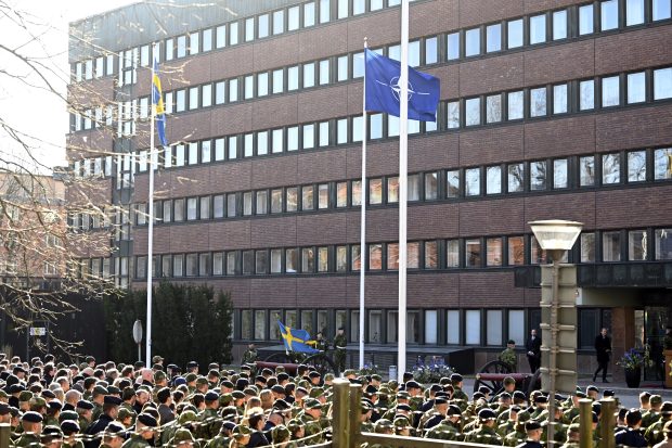Застава Шведске подигнута испред седишта НАТО-а
