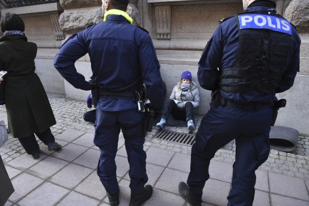 Полиција одвукла Грету Тунберг са улаза у шведски парламент