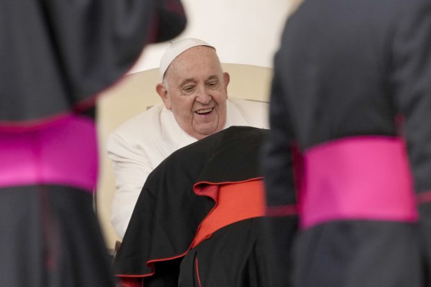 Папа нема намеру да поднесе оставку, уверава да је доброг здравља