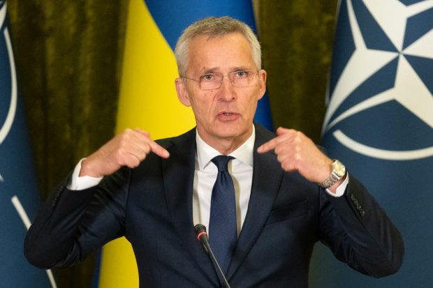 Столтенберг: Земље НАТО-а треба одмах да повећају војну помоћ Украјини