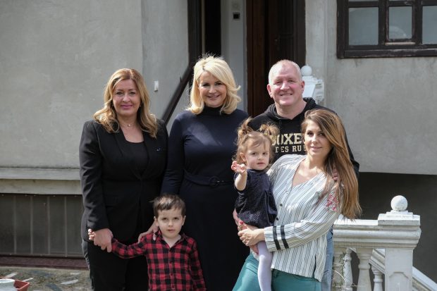 Кисић обишла породицу која је купила кућу захваљујући субвенцијама државе