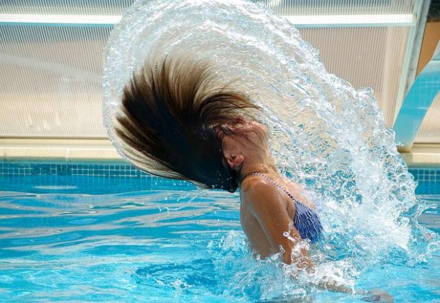 Вода из базена може да вам позелени косу: Како спречити овај феномен?