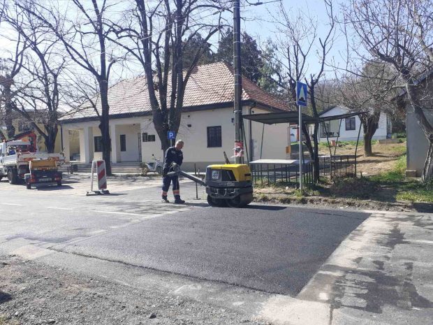 Радници „Пута“ асфалтирају улице, уређују атарске путеве, фарбају пешачке прелазе
