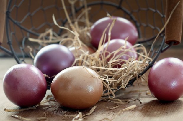 Офарбајте јаја на потпуно здрав и природан начин уз помоћ хибискуса (ВИДЕО)