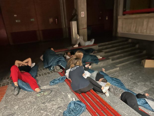 Прва ноћ на блокади! Студенти блокирали Филозофски факултет (ФОТО/ВИДЕО)
