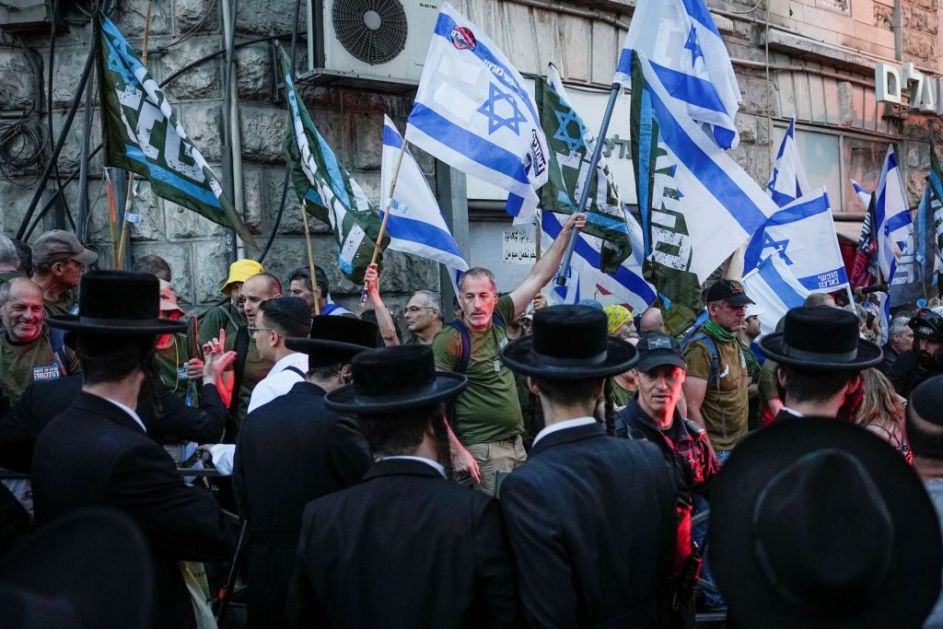 Десетине хиљада људи на протесту у Јерусалиму затражиле оставку Владе Израела (ФОТО)