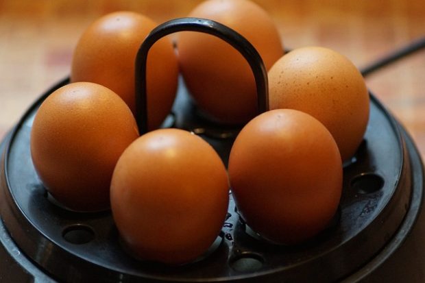 Како да скувате јаја да не попуцају?