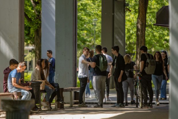 Да ли факултет у Србији чешће завршавају студенткиње или студенти?