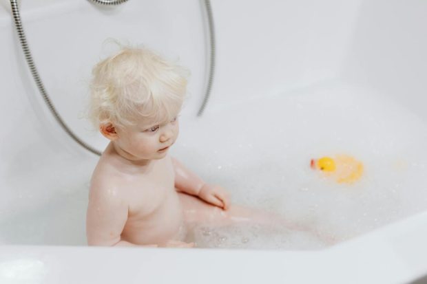 Када је беба спремна за купање у кади или туш-кабини? Имајте на уму следеће савете