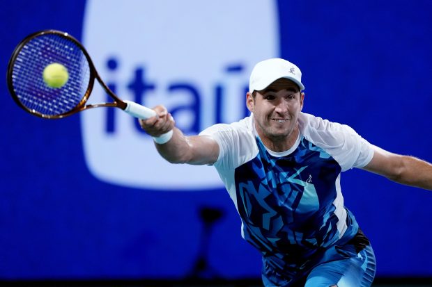 Српски тенисер Душан Лајовић пласирао се у друго коло АТП турнира у Барселони