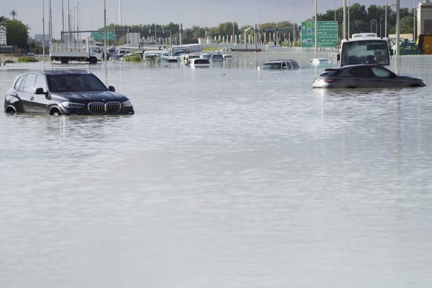 Дубаи поплављен, аеродром у том граду затворен због рекордних падавина