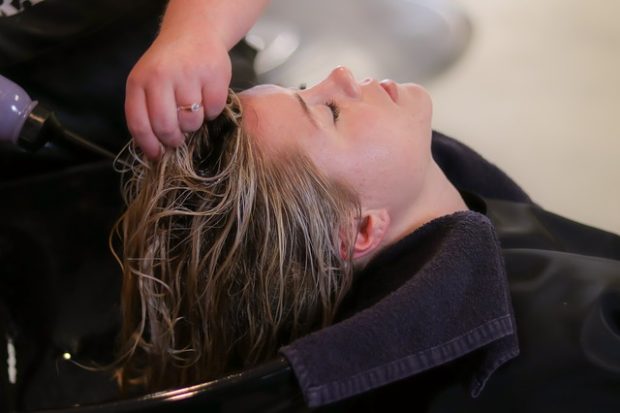 Зашто свакодневно шампонирање уништава косу?