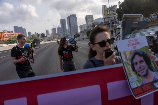 Израел: Демонстранти блокирали ауто-пут, траже ослобађање талаца од Хамаса