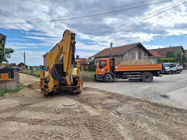 Припремни радови у Поенкареовој улици у Ветернику, настављено уклањање дивље депоније