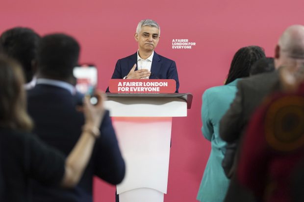 Садик Кан из редова лабуриста води на изборима за градоначелника Лондона
