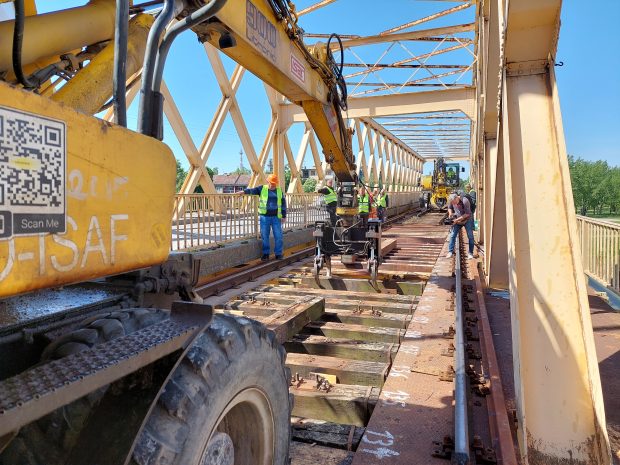 Весић: Обнова железничког моста у Сенти готова средином маја, месец дана пре рока