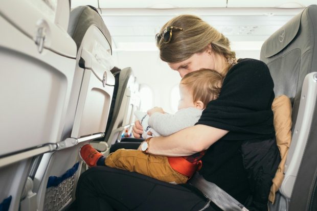 Шта треба да знате ако први пут летите са бебом: Битна је медицинска подршка, али и дозвола авио-компаније