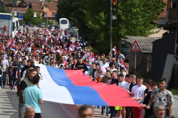 Срби у Лепосавићу развили велику српску заставу на дан Светог Василија