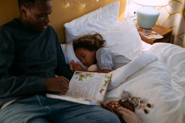 Психолог открива прави разлог: Зашто вам дете поставља милион питања пре спавања?