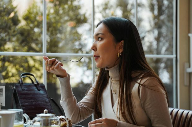 Студије откривају: зашто је добро јести сам у ресторану?