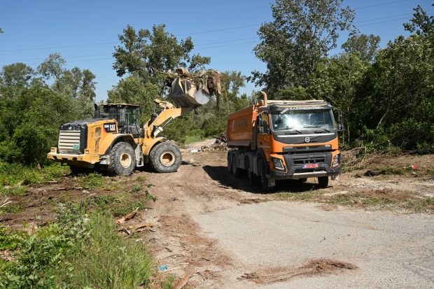 Заједничком акцијом Општине Беочин и НП „Фрушка гора“ очишћена дивља депонија у Беочину