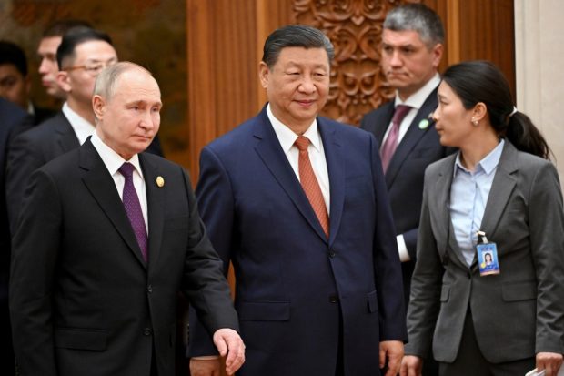 Си и Путин на неформалном састанку, шетали парком, пили кинески чај