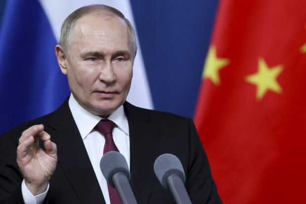 Путин о санкцијама: Америка сече грану на којој седи