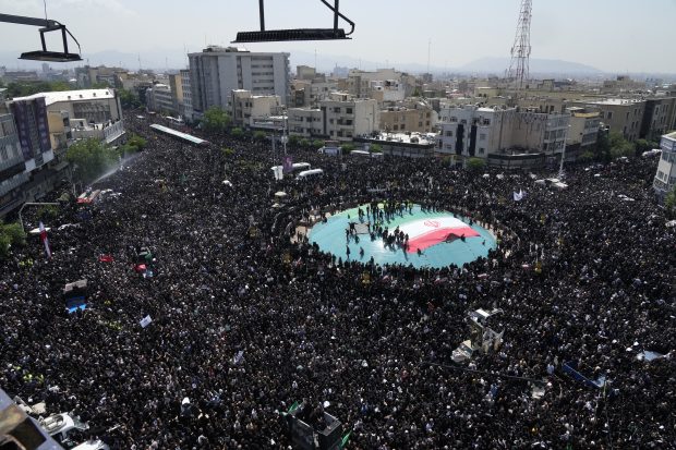 Стотине хиљада људи на улицама Техерана, Хамнеи предводи молитву за Раисија