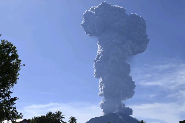 Еруптирао вулкан Ибу у Индонезији, избацио пепео на висину од шест километара