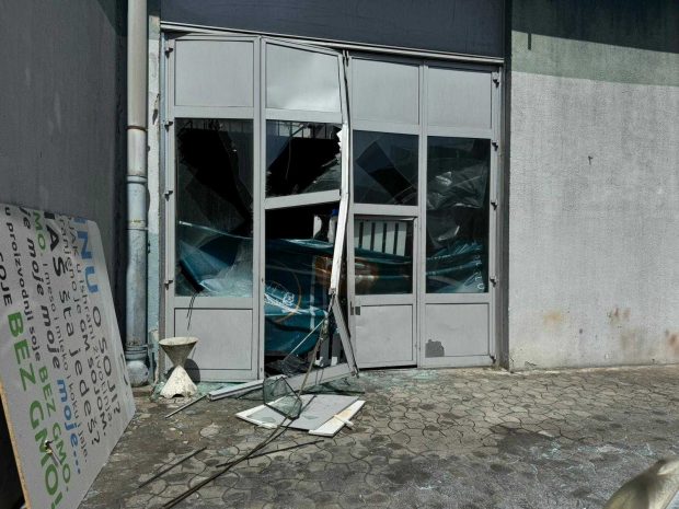 Бруталан напад на кол центар СНС на Новосадском сајму! Вандали разваљивали врата и уништавали све пред собом!
