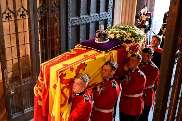 Ковчег са телом краљице стигао у Вестминстерску опатију