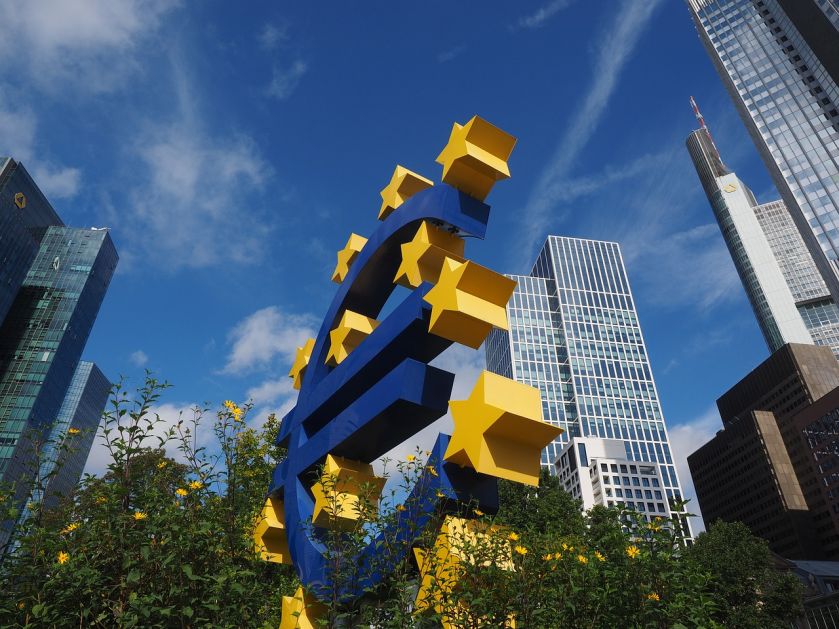 ЕЦБ ће наставити да подиже камате иако ће то ослабити раст