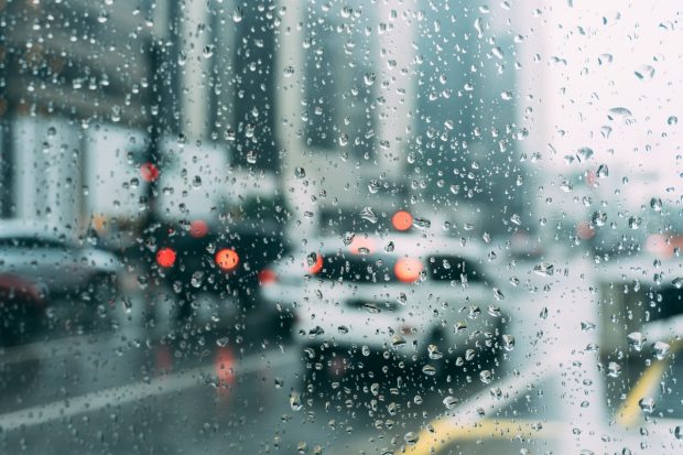 Опрез у вожњи због кише, мокрих коловоза и могућих одрона