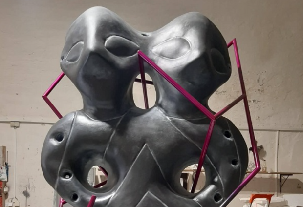Откривање скулптуре „Двоглави идол” поред Музеја Војводине