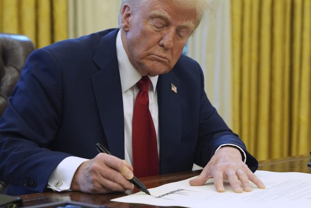 Трампова администрација замрзава милијарде долара у грантовима за Харвард