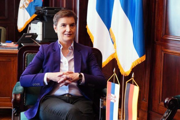 Брнабић: Вучић слетео у Москву – медијске групе за притисак да се извину грађанима