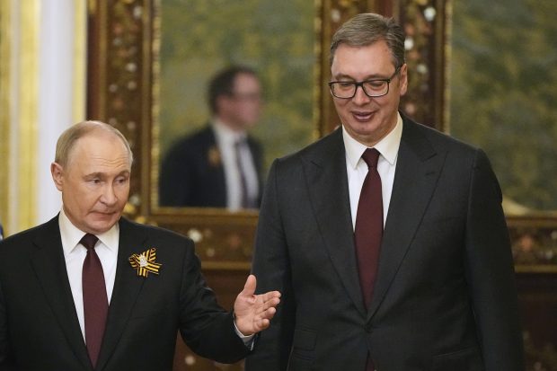 Вучић добио од Путина сат, пушку, књигу и вино
