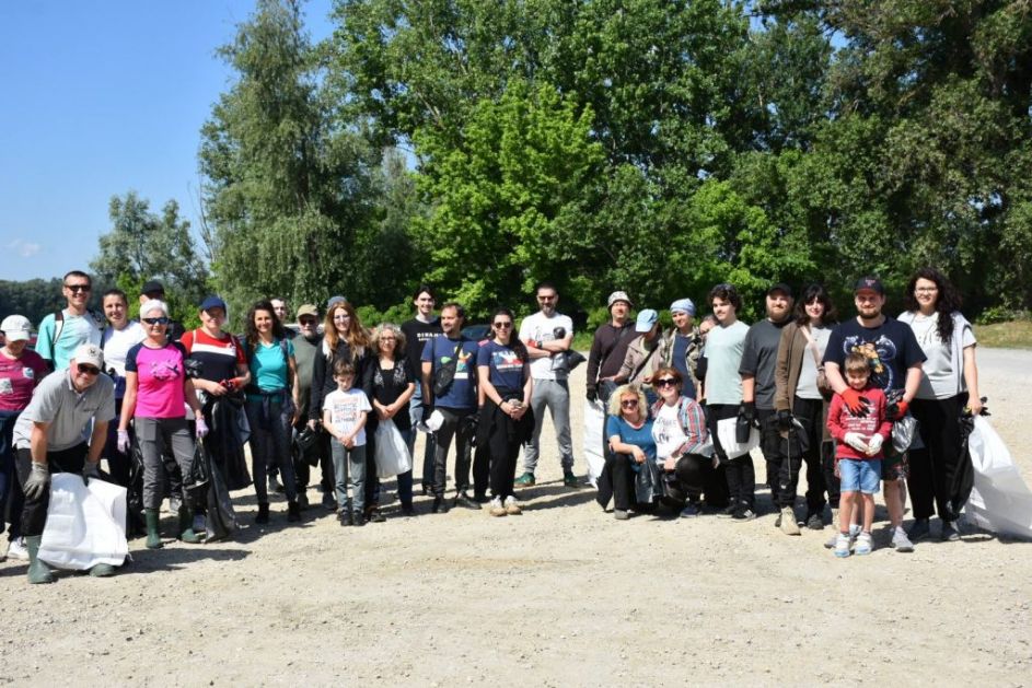 АПАТИНЦИ ЗАВРНУЛИ РУКАВЕ-АКЦИЈА ЧИШЋЕЊА ПОЛУОСТРВА У СКЛОПУ НАЦИОНАЛНЕ АКЦИЈЕ