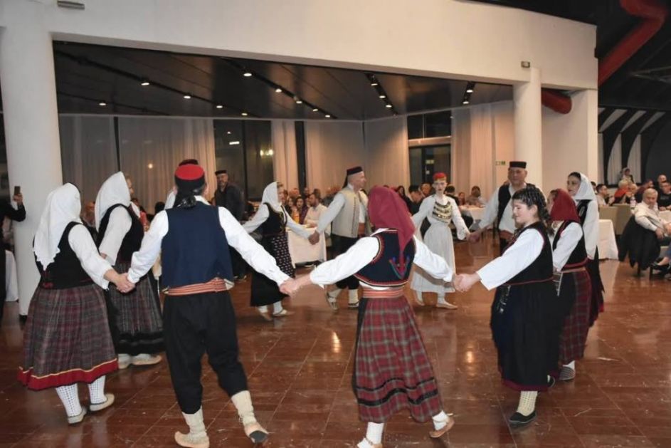 БРАЧНИ ПАР ИЗ РУСИЈЕ У СРПСКОЈ НОШЊИ