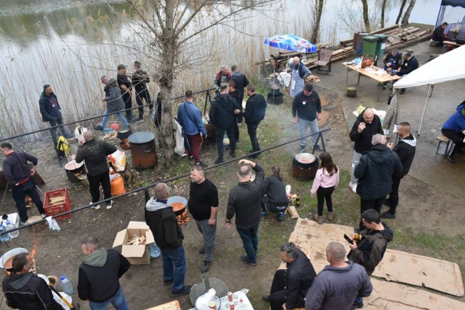 У ДЕРОЊАМА КУВАЊЕ РИБЉЕГ ПАПРИКАША ЗА ПОМОЋ ГОРДАНУ И ВИКТОРУ