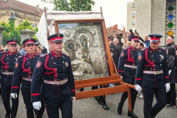 Кренула Спасовданска литија, на челу патријарх Порфирије и рука Светог Саве