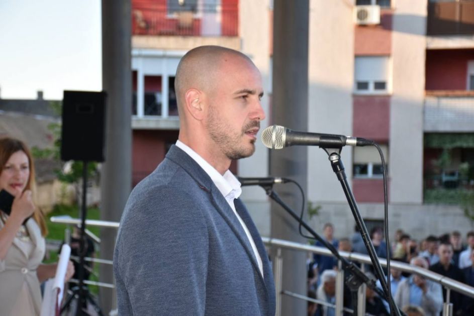 ОДРЖАН СВЕЧАНИ ДЕФИЛЕ МАТУРАНАТА КРОЗ АПАТИН