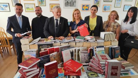 Архив Војводине поклонио велики број књига ОШ “Иво Андрић” из Бања Луке (ФОТО)